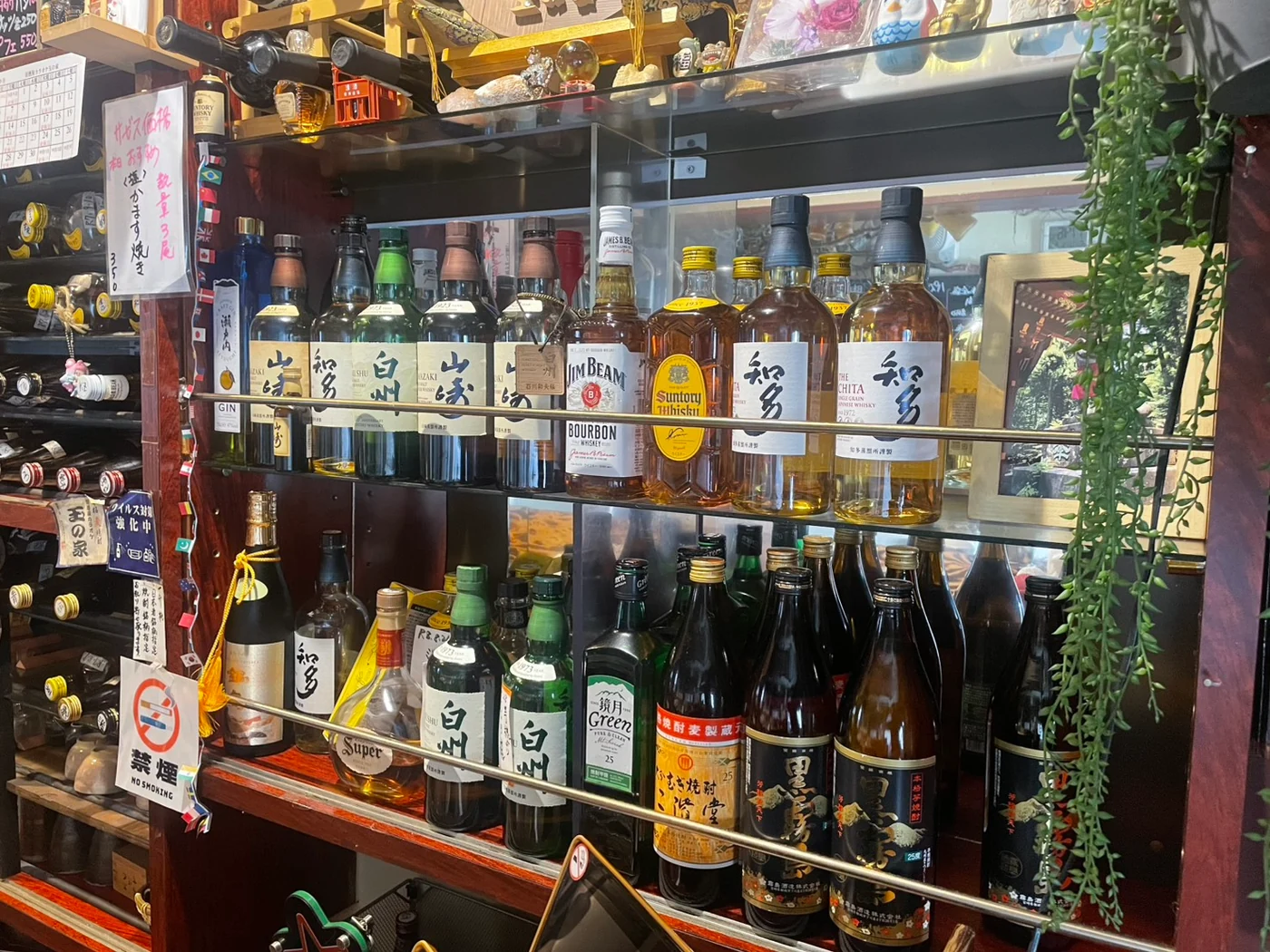 玉の家に並ぶお酒のボトル