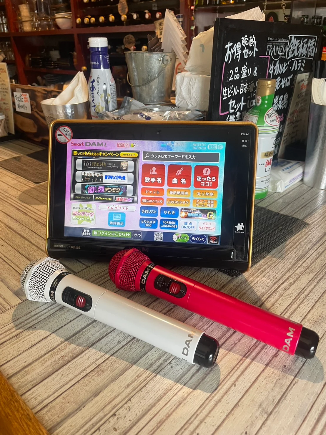玉の家の赤と白のマイクとカラオケ端末
